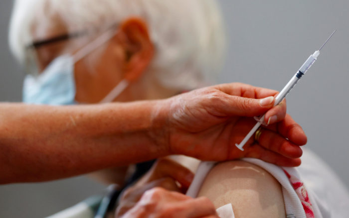 EU: mientras los ya vacunados claman la dosis de refuerzo, aún hay quien rechaza la vacuna anti-Covid