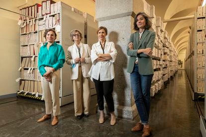 De izquierda a derecha, María de Inclán, Virginia García de Paredes, Elena Serrano y Patricia Alonso, en el Archivo del Banco de España.