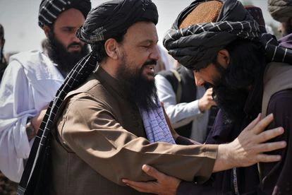 El ministro de Agua y Energía, Abdul Laitf Mansur, es recibido a su llegada al acto                              