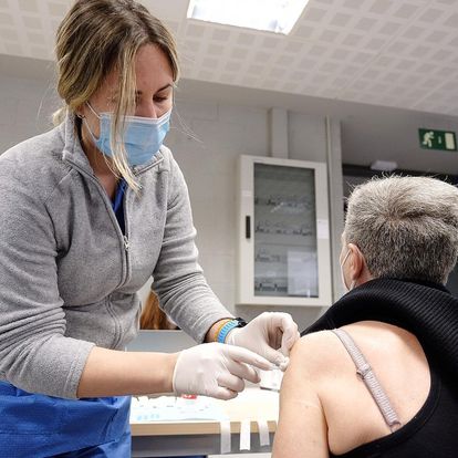 24/03/2021 Cvirus.- Un estudio apunta que el riesgo de infectarse tras la vacunación es "posible pero minúsculo".
Un estudio de la Facultad de Medicina de la Universidad de California en San Diego y de la Facultad de Medicina David Geffen de UCLA (Estados Unidos) ha analizado las tasas de infección por COVID-19 en una cohorte de trabajadores sanitarios vacunados. Según sus hallazgos, publicados en la revista 'The New England Journal of Medicine', un porcentaje "mínimo" dio positivo, evidenciando que el riesgo de infectarse después de la vacunación es "posible pero minúsculo".
SALUD CATALUÑA ESPAÑA EUROPA BARCELONA SOCIEDAD
CONSELLERIA DE SALUD