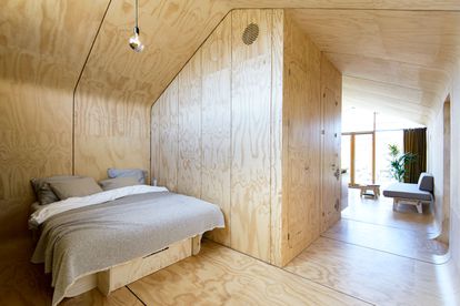 Interior de la casa de cartón Wikkelhouse.