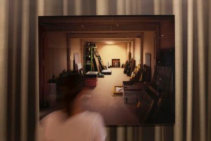 'Vault', la recreación de Thomas Demand basada en una imagen policial en el Wildenstein Institute de París en la que aparecen piezas de arte que pertenecieron a una familia judía exiliada tras el Holocausto.