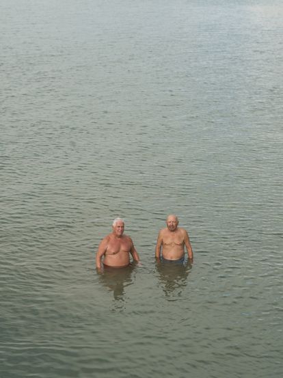 Pedro Sánchez (izquierda) y Juan Montesinos son jubilados y viven en Rota. Montesinos trabajaba en la base.