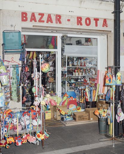 Un bazar en el pueblo de Rota.