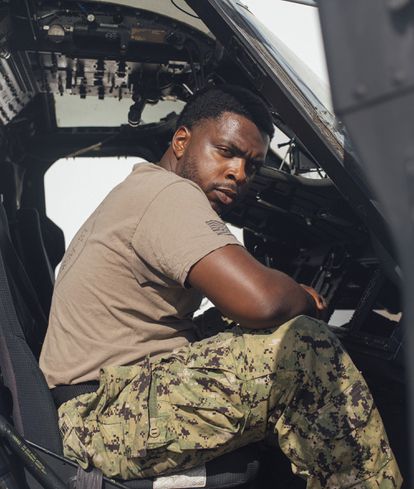 Avery Knighten-Jewel, miembro del escuadrón de helicópteros Maritime Strike 79 Griffins. Es de Chicago (EEUU) y trabaja como técnico de aviación.