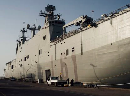 El Buque de Proyección Estratégica 'Juan Carlos I' aparcado en la base naval de Rota.