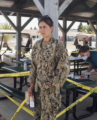 La teniente Grade Emily Oneschuk, en la zona del campamento de evacuados de Afganistán.