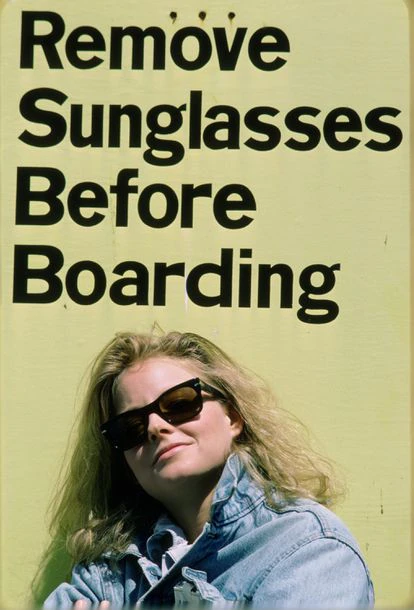 Jodie Foster, en Vancouver (Canadá), durante la promoción de 'Acusados'. Por esta película, Foster ganó su primer Oscar a mejor actriz. De fondo se lee: "Quítese las gafas antes de embarcar".