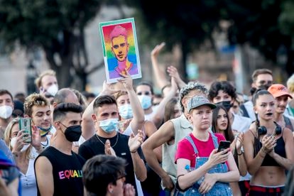 Manifestación celebrada el 22 de julio en Barcelona en la que uno de los asistentes muestra un retrato de Samuel Ruiz.
