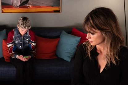 Al fondo, fragmento de una pintura perteneciente a la colección de Almodóvar.
Foto: Iglesias Mas.