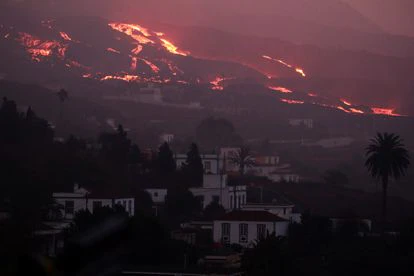 La lava del volcán Cumbre Vieja fluyendo colina abajo, en una imagen tomada desde Tajuya durante la madrugada de este sábado.