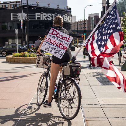 Manifestante de la marcha Roll4Justice el 4 de julio en Minneapolis (Minnesota) que criticaba la celebración de ese día.
