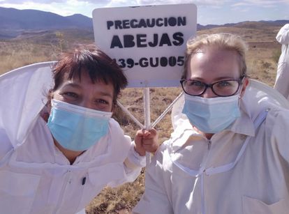A las profesoras Laura Provincial (derecha) y María Jesús Centellés, impulsoras de Polinizacción, la apicultura les pilló de nuevas. “Yo no estaba nada familiarizada, no sabía nada. Con las primeras charlas ya dije: ‘¡Esto es apasionante, pero cómo no lo sabe todo el mundo!’. Desde entonces, ha sido cabezonería de María Jesús y mía continuar con este proyecto contra viento y marea”, relata Provincial.