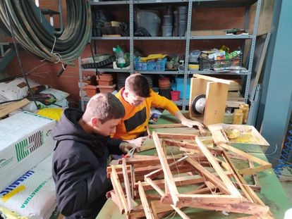 En el proyecto, hasta hoy, han participado unos 40 alumnos. En la imagen, dos chicos montan cuadros de colmena. “Con que a cinco o seis les sirva para aprender y ver una posibilidad de negocio, pues ya es una pasada”, se alegra, “¡y dormiría tranquila!”, asevera Provincial.