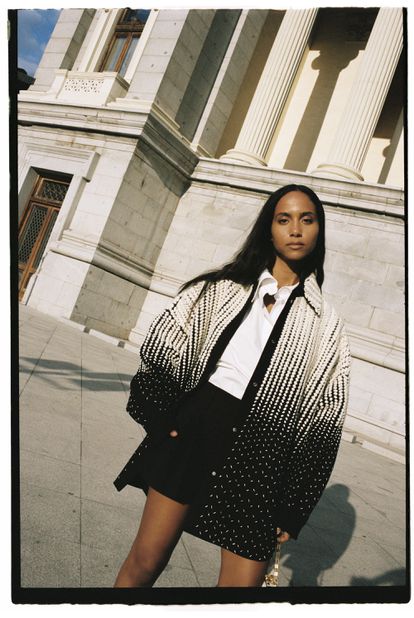 “No hay nada mejor que poder superarse”, afirma Richardson, que participará en el próximo Primavera Sound. Aquí con chaqueta con detalles bordados, camisa de algodón popelín y short, todo de Valentino. 