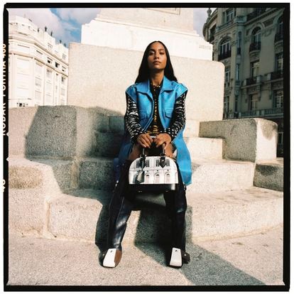 “Mi abuela siempre me decía que debía tener mi propio estilo”, recuerda Richardson. Y esa máxima la cumple tanto en la música como en la moda. Con camiseta de terciopelo con estampado de cebra, camisa exterior con detalles, abrigo de piel, falda de lurex de Fornasetti y botas, todo de Louis Vuitton. 
