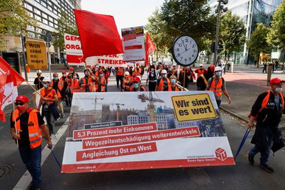 Trabajadores de la construcción demandan mejores condiciones laborales y salariales, en una protesta en Berlín, el 6 de octubre.