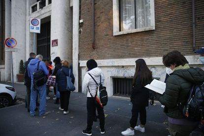 Varias personas esperan para entrar en una oficina en Roma este viernes, primer día de obligatoriedad del certificado covid en el trabajo.