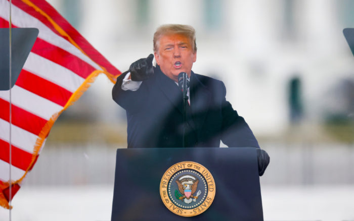 Trump demanda que no se entreguen documentos a comisión investigadora del asalto al Capitolio