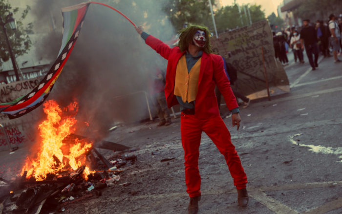 Marchas, destrozos y choques con la policía durante la conmemoración del estallido social en Chile