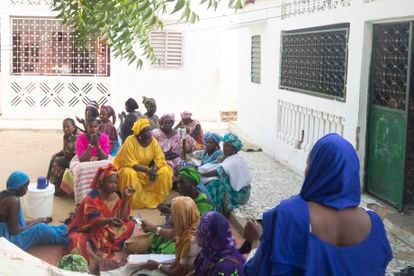 Fatou Thiam (de azul, de espaldas) se despide y comenta los puntos pendientes para la siguiente reunión, mientras se discuten los últimos detalles.