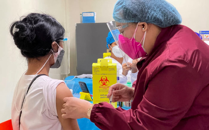 Niños impulsan aumento de casos Covid en Inglaterra en medio de lenta campaña de vacunación