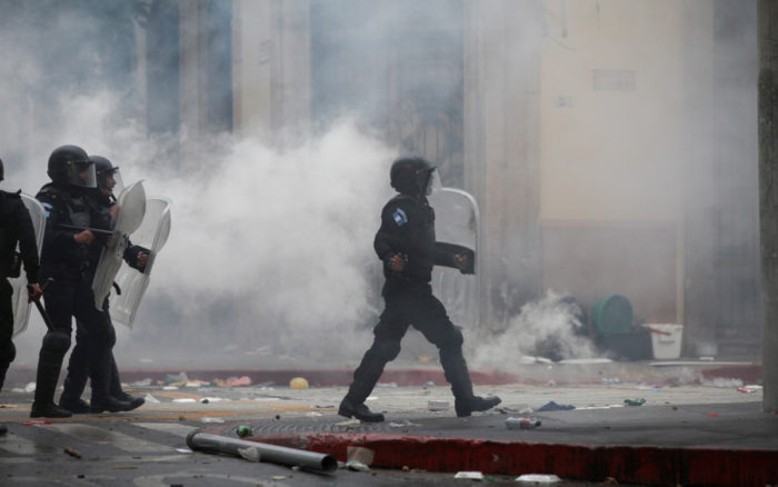 Exmilitares de Guatemala toman por asalto el Congreso