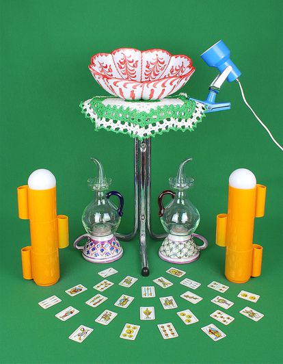 El color y lo retro inspiran la mesa de Maricruz.