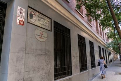 Fachada del colegio de los maristas de Chamberí en la calle Rafael Calvo, en Madrid.