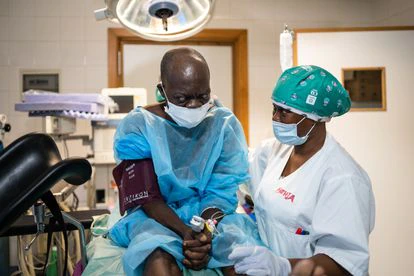 Benjamín Grerseedah (61) reza, se santigua y mira con miedo a una enfermera. Las caricias y la voz pausada tratan de calmar al paciente mientras le suministran la anestesia raquídea que le dormirá de cintura para abajo.