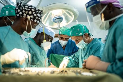 Enseñar, observar y compartir casos complejos. En la imagen, Giménez Bachs observa la intervención dirigida por Rubio y Senga, mientras anestesian a su paciente en el quirófano contiguo. Cassell y Thomas (izquierda) y Romarick (derecha) completan el equipo.