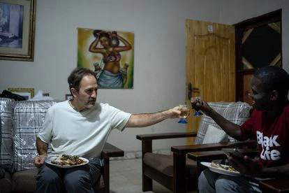 En España, la organización sufraga el piso, un pequeño sueldo e integra en sus familias y amigos a los enfermeros que viajan para formarse. Thomas, incluso, disfrutó de un Valencia-Barcelona en Mestalla que ahora tiene de foto de perfil en WhatsApp. Al regreso, ofrece una cena en su casa como agradecimiento.