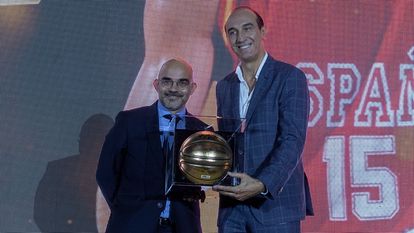 Carlos Núñez (a la izquierda), presidente de PRISA Media, y Juan Antonio San Epifanio 'Epi', durante la entrega de los premios.   