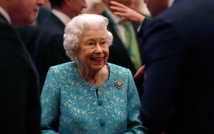 Reina Isabel vuelve a su escritorio tras primera noche en el hospital en años