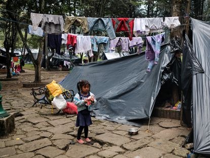 Una niña en la minga permanente acampada en el Parque Nacional de Bogotá.