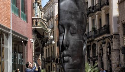 Carmela, la escultura de Jaume Plensa frente al Palau de la Música de Barcelona.