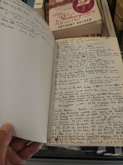 Notas de Reverte en las tapas de su ejemplar de 'The Artic Grial'.