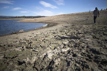 Terreno antes inundado y ahora seco del embalse de Aracena, en Huelva.
