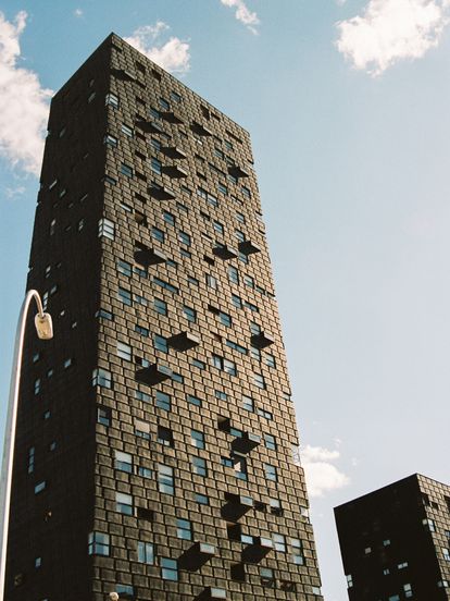 Bloque de pisos en el Ensanche de Vallecas. En los nuevos barrios del sureste de Madrid son frecuentes estas construcciones con alta densidad habitacional.