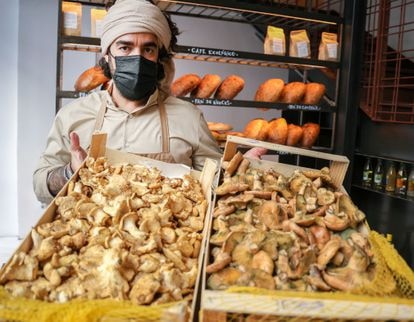 Un cocinero del restaurante Mo de Movimiento muestra las setas de temporada que compran a productores locales. 