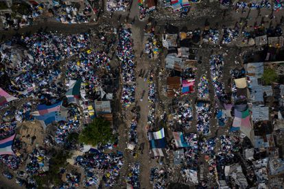 Vista panorámica de un mercado en las calles de Puerto Principe.