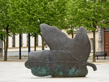 Las 'Mystic Leaves', gigantes hojas de bronce de la artista Jessica Diamond en la plaza Kouter.