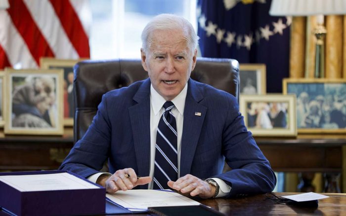 Biden ordena nuevas reglas de vacunación y elimina restricciones de viaje por Covid-19
