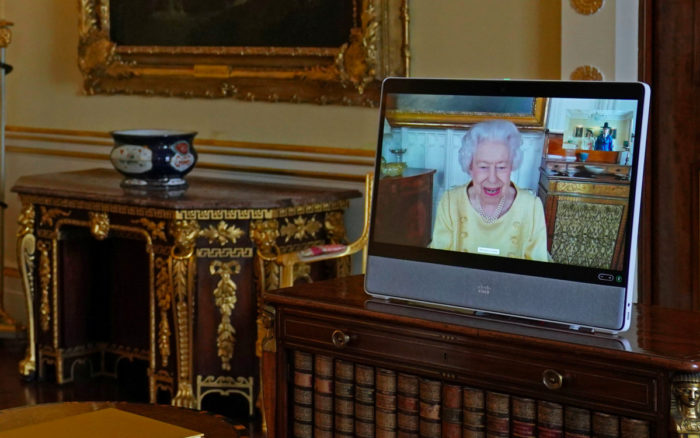 Reina Isabel II realiza su primera actividad tras su paso por el hospital