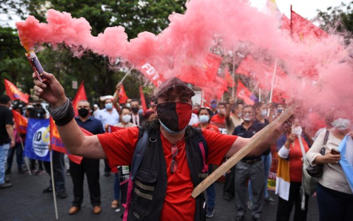 Detonan protestas en Ecuador por aumento en precios de los combustible; hay 18 detenidos