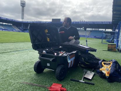 Javier Gutiérrez, de Acttua, auditor de riego de los campos de LaLiga, organiza sus herramientas antes de examinar el terreno de juego de El Toralín, el estadio de la SD Ponferradina.