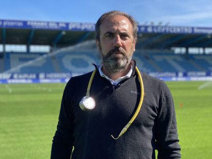 Javier Gutiérrez, de Acttua, auditor de riego de los campos de LaLiga, en el terreno de juego de El Toralín.