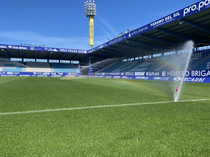 Los aspersores de El Toralín, el estadio de la SD Ponferradina, en funcionamiento durante una auditoría de riego de LaLiga.