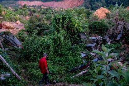 Rodrigo Castrón pasea entre los restos de su casa y la de sus vecinos.