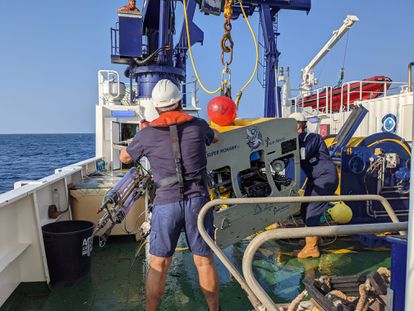 La tripulación del 'Ángeles Alvariño' maniobra con el submarino dirigible Liropus 2000, con la pegatina del tiburón que se le puso durante el rodaje de Amenábar.